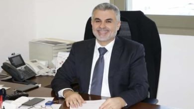 د.بسام فرشوخ والاستاذ عبد الله حمدان يباركان للاستاذ فادي سنان بعد توليه منصب مدير عام وزارة الصحة