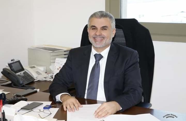 د.بسام فرشوخ والاستاذ عبد الله حمدان يباركان للاستاذ فادي سنان بعد توليه منصب مدير عام وزارة الصحة