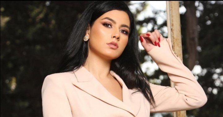 الإعلاميّة رنيم مزبودي تنفرد بسحر حضورها