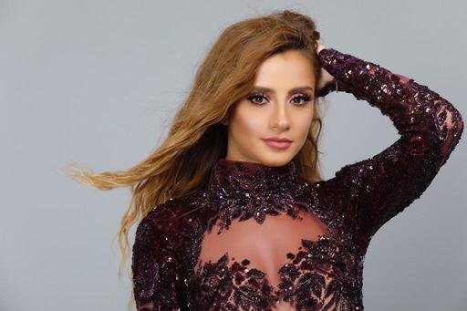الفنانة كارولينا كرم تتألق في حفلات عدّة في كان
