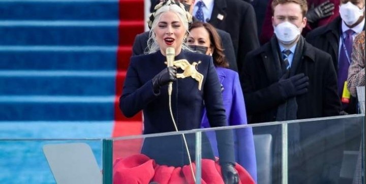 Photo of ليدي غاغا تغني النشيد الوطني الأميركي بعد تنصيب جو بايدن رئيساً
