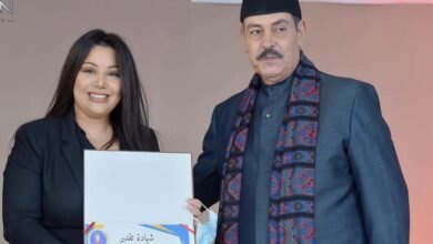لطفي بوشناق يسلم جائزة الاتحاد التونسي للشغالين الشبان للنجمة يسرا محنوش