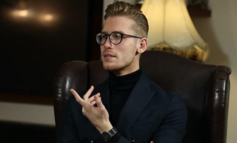 الإعلامي علي ياسين ينفرد باسلوبه في الإعداد والتقديم