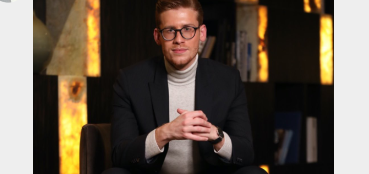 الممثل اللبناني كارلوس عازار ضيفاً في برنامج ” أول مرة” مع علي ياسين