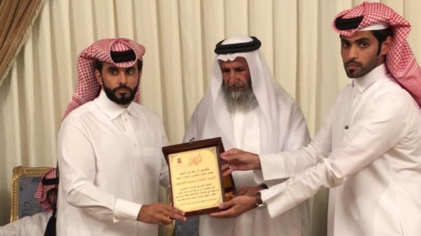 الناشط راشد الأسود يحصد درع إنجاز في القبيلة