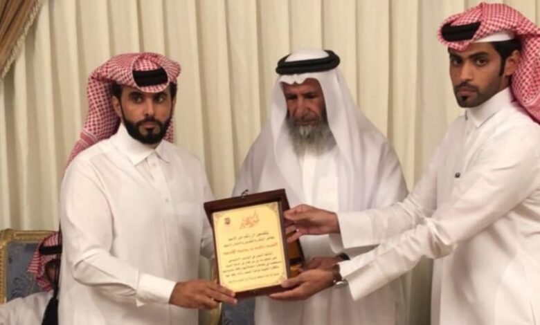 الناشط راشد الأسود يحصد درع إنجاز في القبيلة