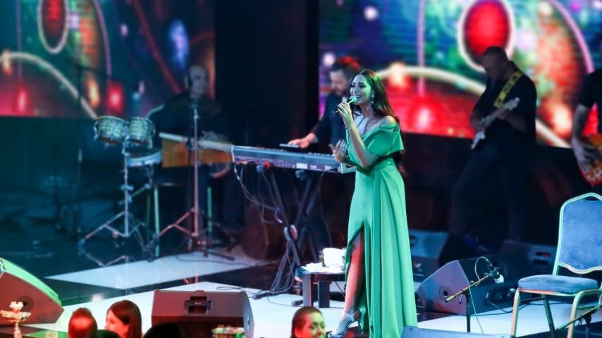 من هي الفنانة اللبنانية كريستيل الملاح؟
