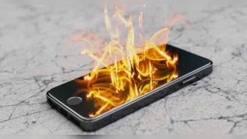 فني إصلاح هواتف آيفون محمد خليل يتحدث عن أسباب ارتفاع حرارة الهواتف الذكية