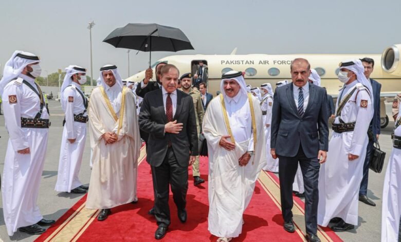 رئيس وزراء باكستان يصل الدوحة لجلب استثمارات قطرية