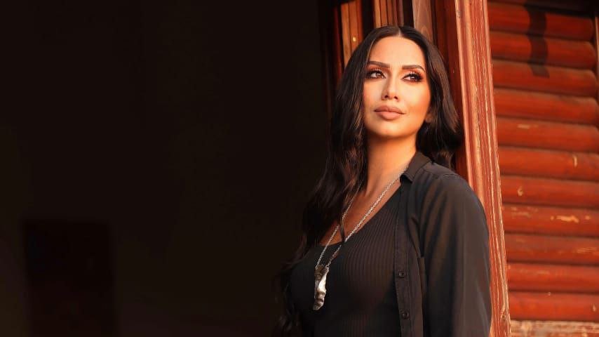 الفنانة كريستيل الملاح تطرح أغنيتها “الغالي” بنسخة “أكوستيك”