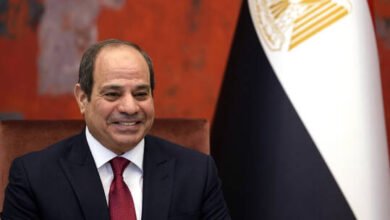 أول تعليق من السيسي على بيع قناة السويس على الهواء