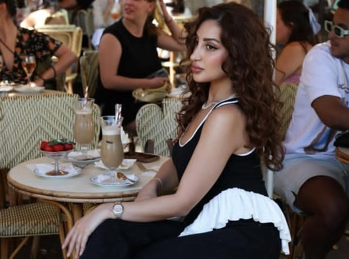   سارة التكَرلي تخطف الأنظار بإطلالة ساحرة بفستان سهرة أنيق  