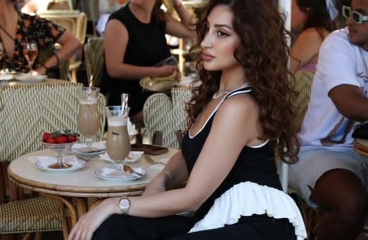 سارة التكَرلي تخطف الأنظار بإطلالة ساحرة بفستان سهرة أنيق