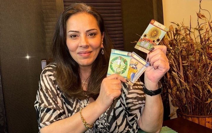 زينة النمرود تواصل مسيرتها كأفضل قارئة تاروت عبر المنصات الرقمية