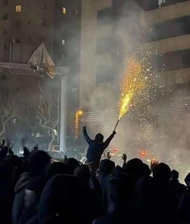 الولايات المتحدة تحث مواطنيها على مغادرة إيران