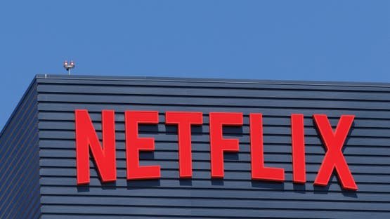 تراجع أسهم “نتفليكس” بأكثر من 5% مع توقع المجموعة استقراراً في إيراداتها