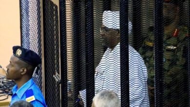 زوجة الرئيس السوداني السابق عمر البشير تنفي وفاته وتؤكد أنه في أتم الصحة والعافية