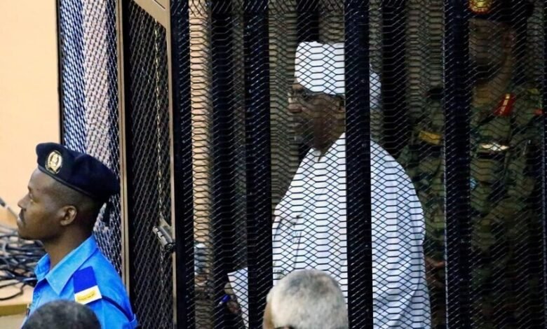 زوجة الرئيس السوداني السابق عمر البشير تنفي وفاته وتؤكد أنه في أتم الصحة والعافية