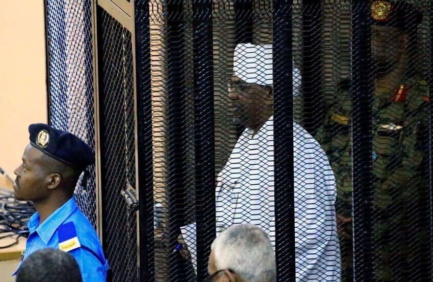 زوجة الرئيس السوداني السابق عمر البشير تنفي وفاته وتؤكد أنه في أتم الصحة والعافية