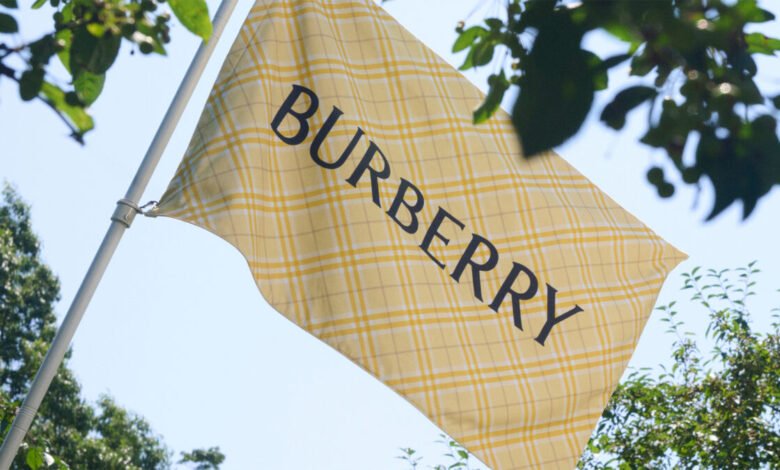 Burberry تنقل أزياء شتاء 2026 إلى هامبتنز عبر متجر صيفي مؤقت