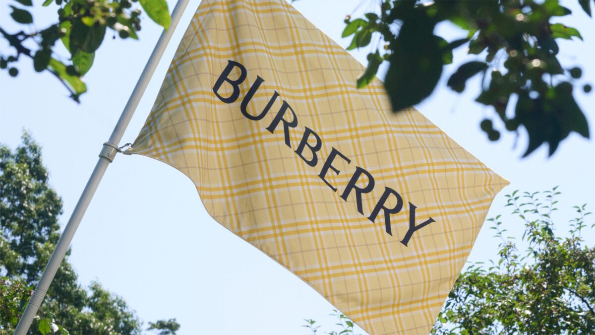 صورة مميزة: Burberry تنقل أزياء شتاء 2026 إلى هامبتنز عبر متجر صيفي مؤقت