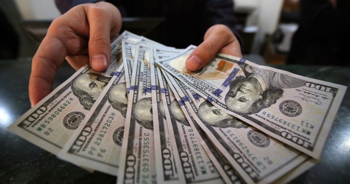 الدولار يرتفع والأسواق تترقب أول رفع للفائدة الأميركية منذ أكثر من عامين