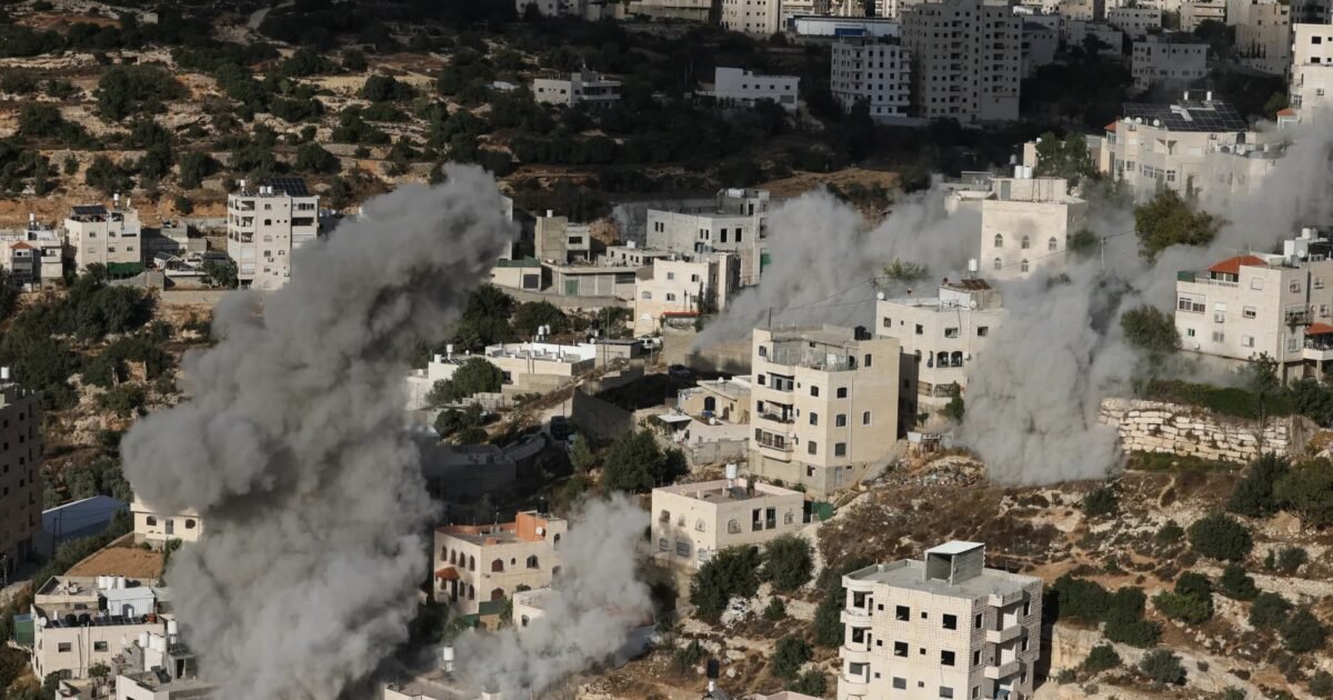 الاحتلال يفجّر منزلي منفذي عملية فرش الهوى في الخليل.. وتهجير آلاف الفلسطينيين تحت وطأة العدوان