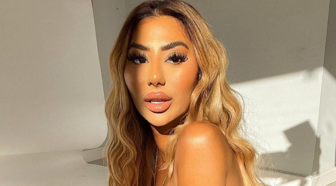 خبيرة المكياج العالمية “جينا بادين/ Gina Badhen” تلفت الأنظار باطلالتها الجديدة