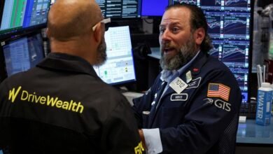 “وول ستريت” قرب أعلى مستوياتها بعد تراجع ترامب عن رسوم أوروبا