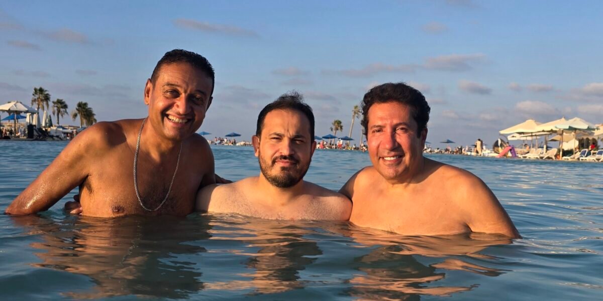 الساحل الشمالي يجمع بين المنتج اللبناني أحمد شحاده، والدكتور أحمد أيوب، والنجم المصري الكبير هاني رمزي في أجواء صيفية مميّزة - صورة مميزة الساحل الشمالي يجمع بين المنتج اللبناني أحمد شحاده، والدكتور أحمد أيوب، والنجم المصري الكبير هاني رمزي في أجواء صيفية مميّزة