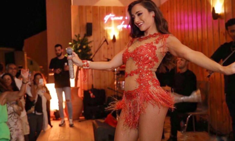 خاص- الفنانة كارولينا كرم تعود الى نشاطها الفني بحفل كبير في مصر