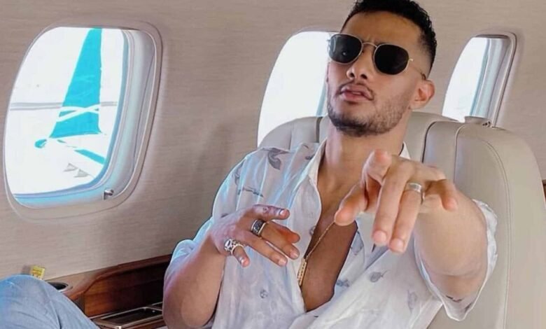 محمد رمضان يشعل الجدل بظهوره المثير في صور كواليس جديده
